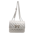 Elegante silberne Stepptasche mit Metallscheife und Kettenriemen für Damen - Silber