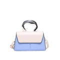 Hellblaue und cremefarbene Lederhandtasche mit markantem silbernem Metallgriff im Bogen - Blauer Farblock