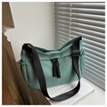 Détail du sac en nylon vert avec tirette de zip tissée et bandoulière réglable - Vert