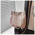 Detalle del bordado floral en bolso rosa claro con elegante accesorio de borla rosa - Estilo De Bordado Floral / Rosa