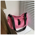 Vista dettagliata della borsa tote rosa in nylon con tracolla e tasche laterali a coulisse - Rosa