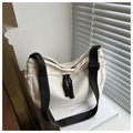 Dettaglio borsa a tracolla beige in nylon con zip in corda e design laterale con coulisse - Bianco