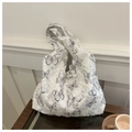 Dettaglio della borsa tote in tessuto bianco con stampa a farfalla vintage su tavolo in legno - Nero