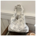 Dettaglio della borsa in chiffon bianco con farfalle grigie e trama jacquard piumata - Blu