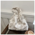 Dettaglio di farfalle ricamate su borsa tote in chiffon avorio con rifiniture frangiate - Cachi