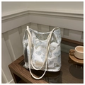 Detalle de bordado de mariposa y borla gris en bolso tote de lona blanca - Estilo De Bordado De Mariposa / Blanco