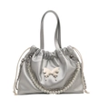 Bolso cubo plisado plateado con cadena de perlas y hebilla de mariposa en fondo blanco - Plateado
