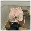 Dettaglio della borsa a secchiello rosa marmorizzata con chiusura a farfalla dorata - Rosa
