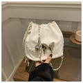 Elegante borsa a secchiello crema con coulisse, grande farfalla e tracolla a catena - Bianco