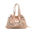 Bolso tipo cubo rosa con mariposa plateada, asa de perlas y cierre de cordón - Rosa