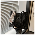 Détail du sac cabas noir à texture plissée avec anse tressée et foulard en soie décoratif - Noir