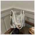 Detalle del bolso tote de tela jacquard floral con correas de cuero blanco y borla - Estilo Jacquard Floral / Azul