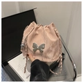 Détail du sac seau rose à texture marbrée avec boucle papillon en métal argenté - Sans Pendentif / Rose