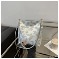 Detalle de bolso bandolera azul claro con bordados de mariposas doradas elegantes - Mariposa
