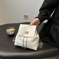 Weißer Samt-Mini-Rucksack mit silberner Schmetterlingskette und Kordelzug für Damen - Weiß