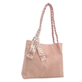 Rosa Shopper mit geflochtenen Griffen und Seidenschal-Detail auf weißem Hintergrund - Rosa