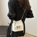 Sac seau blanc minimaliste avec détail papillon argenté et bandoulière en chaîne fine - Sans Pendentif / Blanc