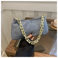 Dettaglio della borsa baguette in pelle scamosciata blu con grossa catena dorata al bar - Blu
