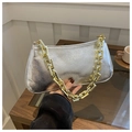 Dettaglio borsa baguette argento con trama crepata e catena metallica dorata spessa - Argento