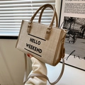 Borsa tote in tela Hello Weekend con finiture in ecopelle mostrata in una stanza moderna - Cachi