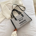 Borsa tote in tela beige con scritta 'HELLO WEEKEND' e manici in pelle nera - Nero