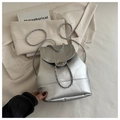 Primer plano de mini mochila plateada metalizada con cierre de rosca y cadena metálica - Plateado