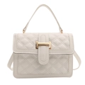 Elegante weiße Stepptasche mit goldenem Drehverschluss und verstellbarem Riemen - Weiß