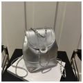 Nahaufnahme des silbernen Rucksacks mit Metalldrehverschluss und Kettenriemendetail - Silber