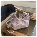 Detail der lila Beuteltasche mit Marmor-Muster und bunten durchscheinenden Perlengriffen - Rosa