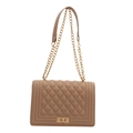 Sac bandoulière en cuir matelassé beige avec fermoir doré et bandoulière chaîne sur fond blanc - Kaki