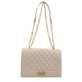 Sac bandoulière beige cassé matelassé avec chaîne dorée et fermoir pivotant en métal - Blanc