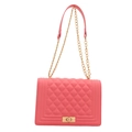 Sac à bandoulière matelassé rose minimaliste avec chaîne dorée sur fond blanc - Rose