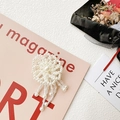 Dettaglio supporto telefono fiore di perle bianche con nappine di perline su rivista - Stile Nappa di Perle / Nappa di Fiori in Colla Trasparente