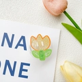 Dettaglio del supporto tulipano per telefono con texture perlata e base a scomparsa - Supporto Trasparente-Fiore di Sabbie Mobili-Arancione