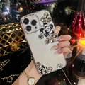 Detail van transparant iPhone-hoesje met 3D-camelliabloem en strass-steenaccenten - Zwart (Camellia) / iPhone 15 Pro Max