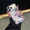 Detailansicht der transparenten Handyhülle mit luxuriösen 3D-Strass-Rosen und Blumenschmuck - Rosa (Kamelie) / iPhone 15 Pro Max