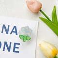Dettaglio macro del supporto per telefono a tulipano con petali in acrilico blu e 3D - Supporto Trasparente-Fiore di Sabbie Mobili-Blu