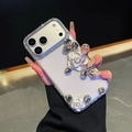 Luxus iPhone Hülle mit weißen 3D Kamelien und funkelnden Strasssteinen auf klarem Cover - Weiß (Kamelie) / iPhone 15 Pro Max
