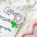Détail d'un support de téléphone tulipe violette avec pétales en acrylique translucide - Fleur à Feuilles Vertes en Cristal / Violet