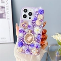 Dettaglio della cover viola per iPhone con rose 3D in resina, perle e strass brillanti - Viola / iPhone 7/8/SE 2020