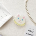 Vista dettagliata del supporto per telefono griptok gatto bianco su sfondo decorato - Supporto Trasparente - Gatto con Sciarpa