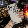 Transparente iPhone Hülle mit luxuriösen 3D Emaille-Kamelien und funkelnden Steinen - Schwarz (Kamelie) / iPhone 15 Pro Max
