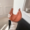 Borsa a tracolla a mezzaluna in pelle corallo dal design minimalista con ciondolo a fiore - Arancione