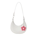 Bolso de hombro media luna blanco minimalista con colgante floral y textura suave - Blanco