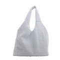 Hellblaue gefaltete Schultertasche mit strukturierter Textur und minimalistischem Stil - Blau