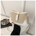 Detalle de un bolso tejido vintage con ribete de cuero blanco y hebilla dorada elegante - Blanco