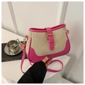 Detalle de costuras en cuero rosa y lona beige en un bolso bandolera pequeño con hebilla dorada - rosa intenso