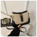Detalle del bolso bandolera de lona beige con ribete de cuero negro y hebilla dorada - Negro