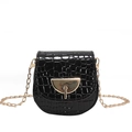 Schicke schwarze Mini-Satteltasche mit Steinmuster und goldener Kette auf weißem Grund - Schwarz