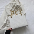 Weiße Schultertasche mit Krokodilmuster, goldener Metallkette und Tragegriffen - Weiß